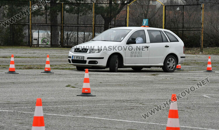 Ученици от Автото показаха майсторско шофиране и познания за ремонт и поддръжка на автомобила