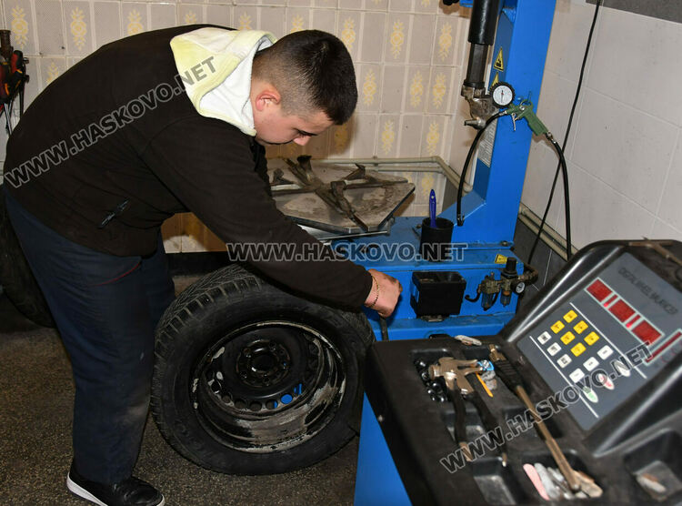 Ученици от Автото показаха майсторско шофиране и познания за ремонт и поддръжка на автомобила