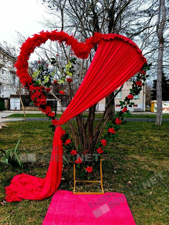 Арка с цветя за Деня на влюбените в Момчилград