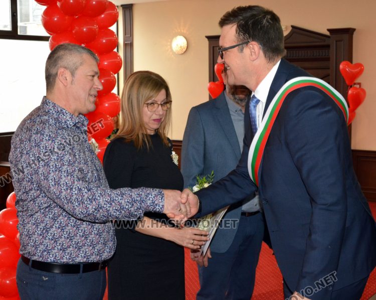 Семейство Димитрови получават поздравление от кмета на Хасково, след като сключиха граждански брак