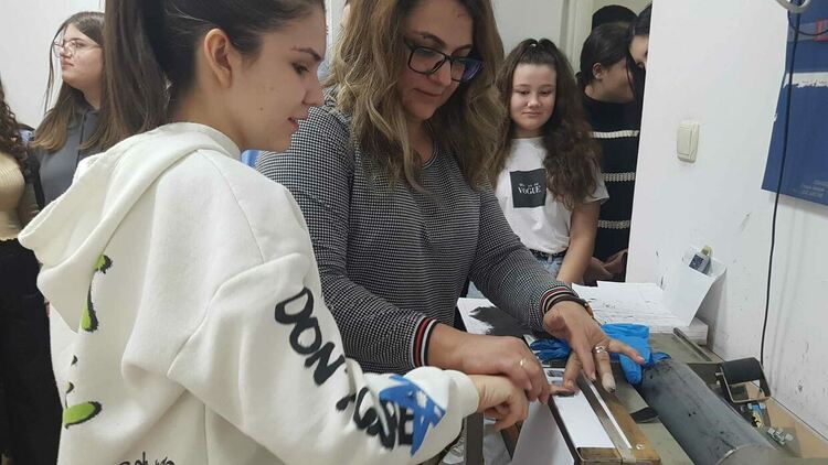 Ученици от ПМГ наблюдаваха демонстрация на залавяне на престъпник