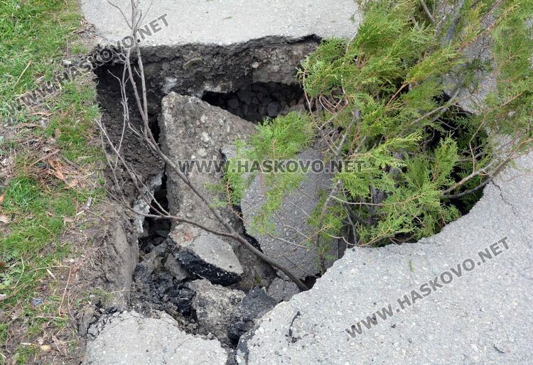 Еднометрова дупка зейна на улица „Охрид“ в Хасково