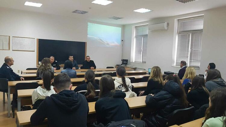 Ученици от ПМГ наблюдаваха демонстрация на залавяне на престъпник