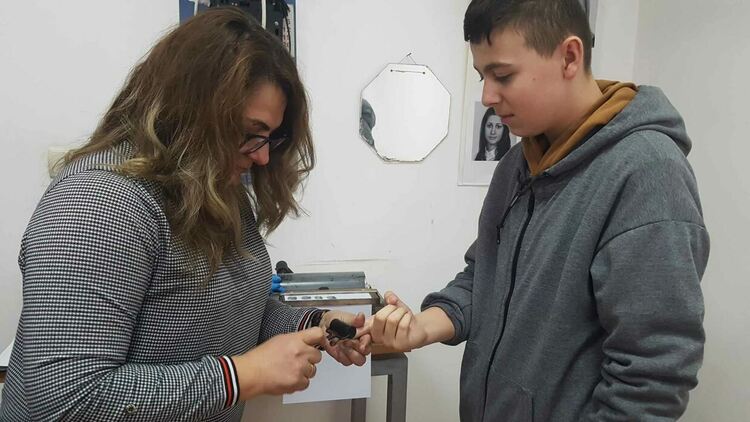 Ученици от ПМГ наблюдаваха демонстрация на залавяне на престъпник