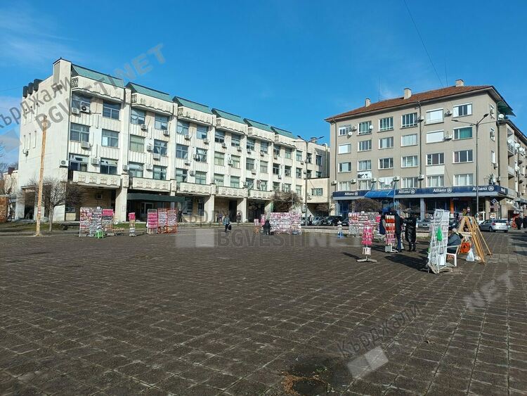    Свръхпредлагане на мартеници в Кърджали, новост са сувенирните за дома