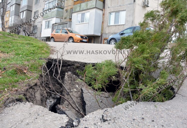 Еднометрова дупка зейна на улица „Охрид“ в Хасково