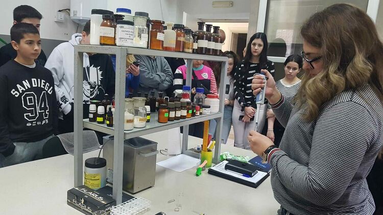 Ученици от ПМГ наблюдаваха демонстрация на залавяне на престъпник