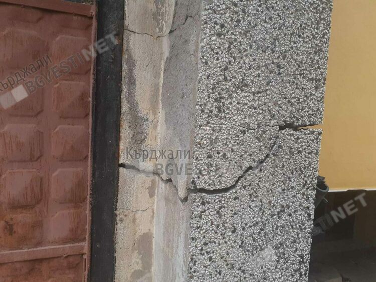 Блок „Орфей-юг” във „Веселчане” е със сериозни пукнатини, живущите настояват за незабавни мерки