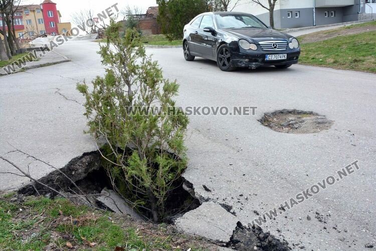 Еднометрова дупка зейна на улица „Охрид“ в Хасково