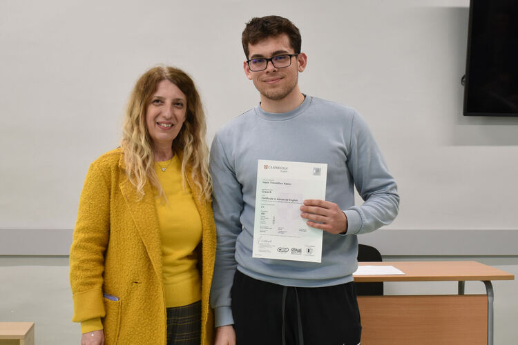 20 ученици от Езиковата получиха сертификат „Кеймбридж“