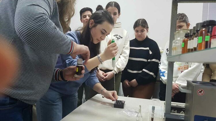 Ученици от ПМГ наблюдаваха демонстрация на залавяне на престъпник