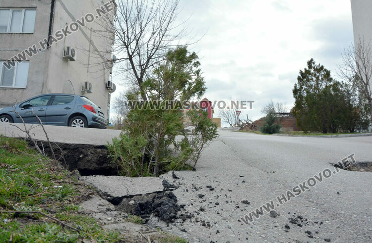 Еднометрова дупка зейна на улица „Охрид“ в Хасково