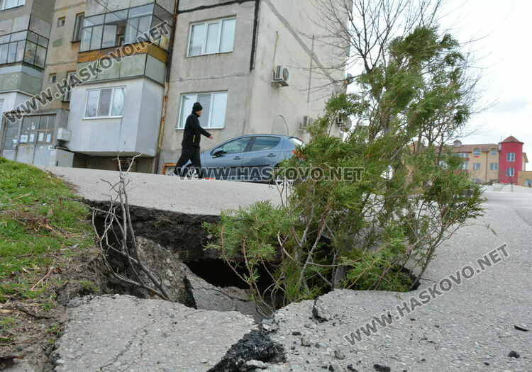 Еднометрова дупка зейна на улица „Охрид“ в Хасково