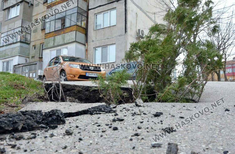 Еднометрова дупка зейна на улица „Охрид“ в Хасково