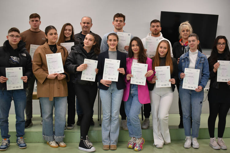 20 ученици от Езиковата получиха сертификат „Кеймбридж“