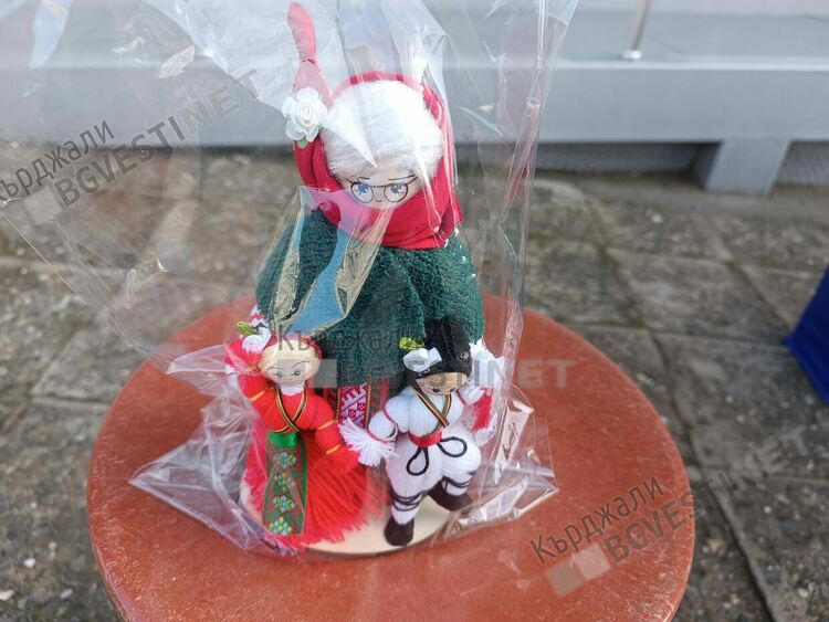    Свръхпредлагане на мартеници в Кърджали, новост са сувенирните за дома