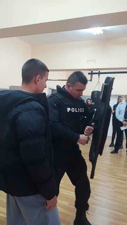 Ученици от ПМГ наблюдаваха демонстрация на залавяне на престъпник