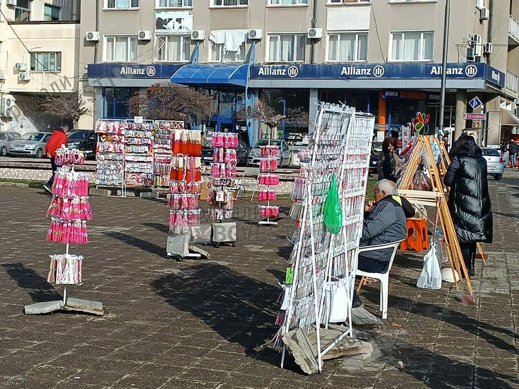    Свръхпредлагане на мартеници в Кърджали, новост са сувенирните за дома