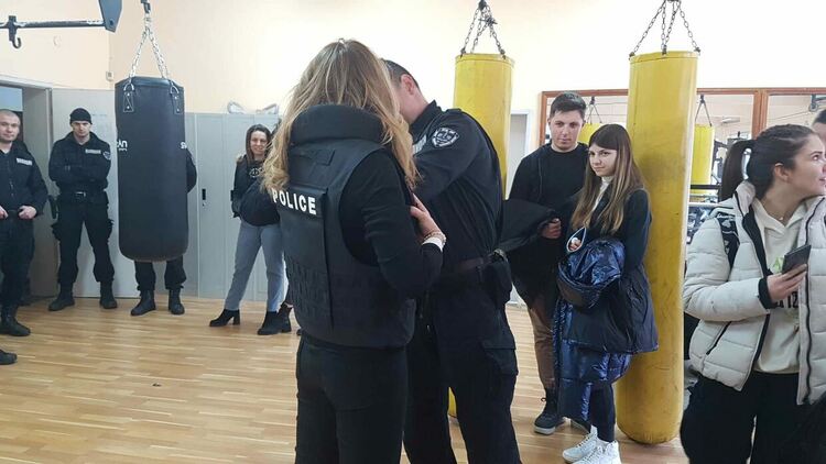 Ученици от ПМГ наблюдаваха демонстрация на залавяне на престъпник