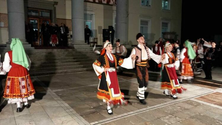 Вихрен празник ознаменува Трифон Зарезан в Кърджали, цар на виното и носител на преходната статуетка стана Даниел Костов