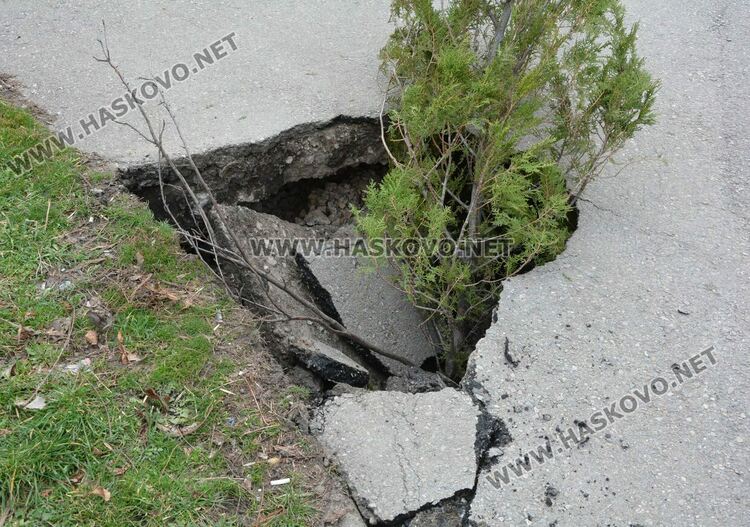 Еднометрова дупка зейна на улица „Охрид“ в Хасково