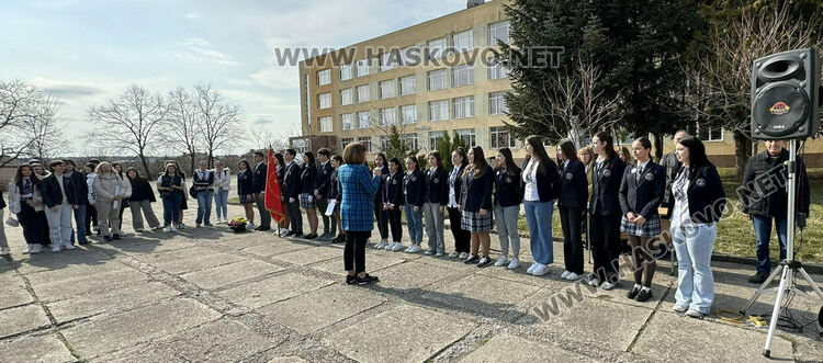 Александра Атанасова и Велина Ангелова с приз „Ученик на годината“ в Езиковата гимназия