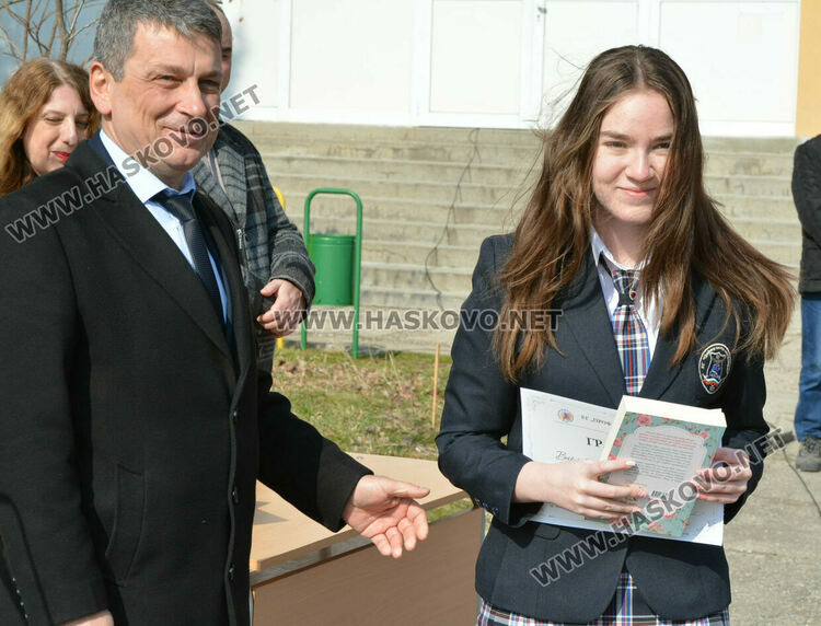 Александра Атанасова и Велина Ангелова с приз „Ученик на годината“ в Езиковата гимназия