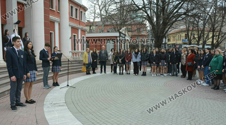 Езиковата гимназия в Хасково почете патрона си Асен Златаров