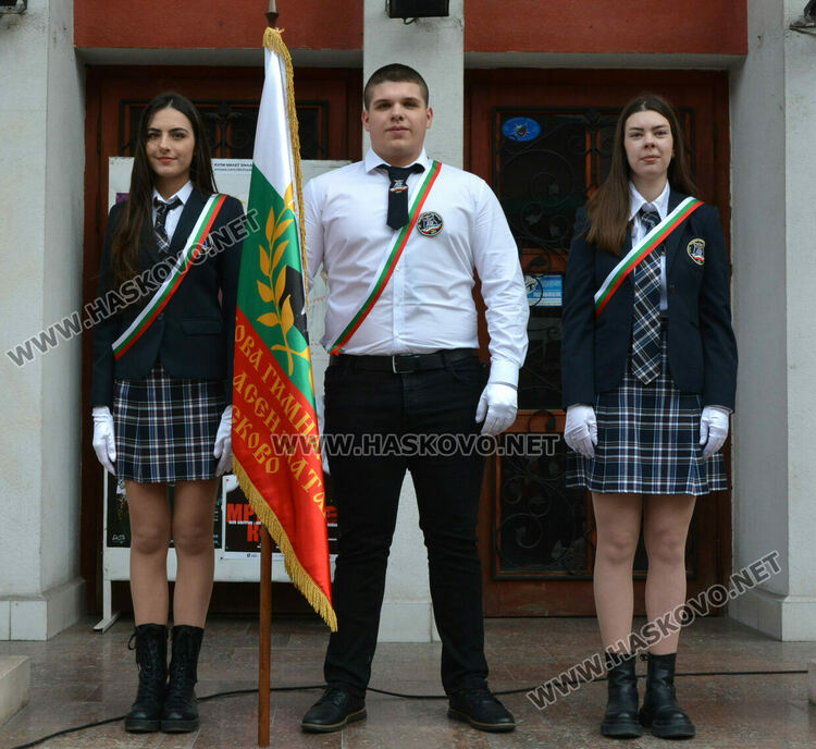 Езиковата гимназия в Хасково почете патрона си Асен Златаров