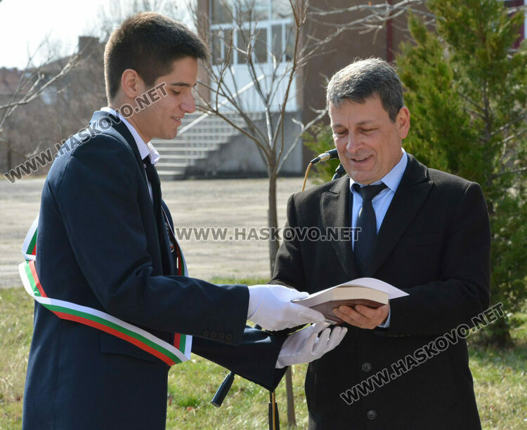 Александра Атанасова и Велина Ангелова с приз „Ученик на годината“ в Езиковата гимназия