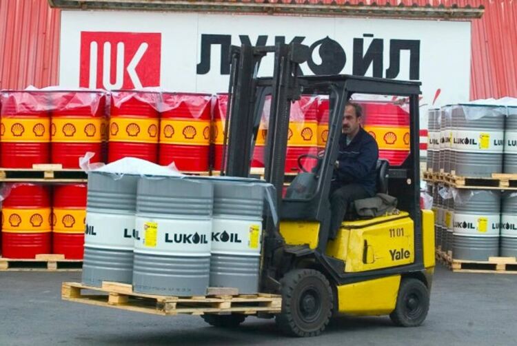 Според запознати правителството се подготвя срещу изненади от страна на „Лукойл“ и спиране на преработката на нефт, която вече е намаляла, сн. GettyImages