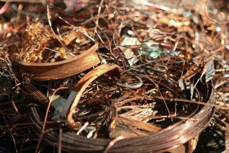 Задържаха трима мъже за кражба на цветни метали