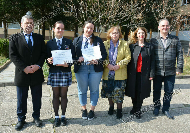 Александра Атанасова и Велина Ангелова с приз „Ученик на годината“ в Езиковата гимназия