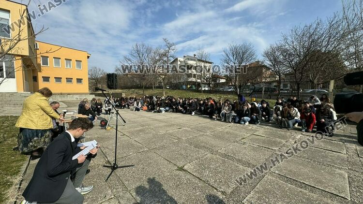 Александра Атанасова и Велина Ангелова с приз „Ученик на годината“ в Езиковата гимназия