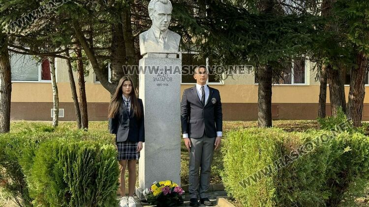 Александра Атанасова и Велина Ангелова с приз „Ученик на годината“ в Езиковата гимназия