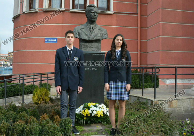 Езиковата гимназия в Хасково почете патрона си Асен Златаров