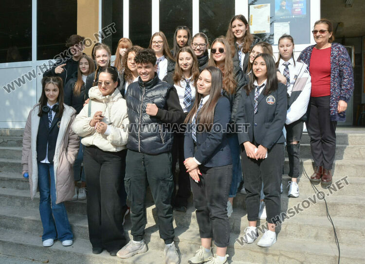 Александра Атанасова и Велина Ангелова с приз „Ученик на годината“ в Езиковата гимназия