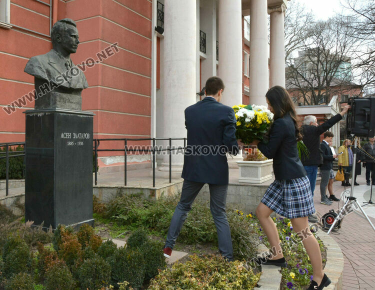 Езиковата гимназия в Хасково почете патрона си Асен Златаров