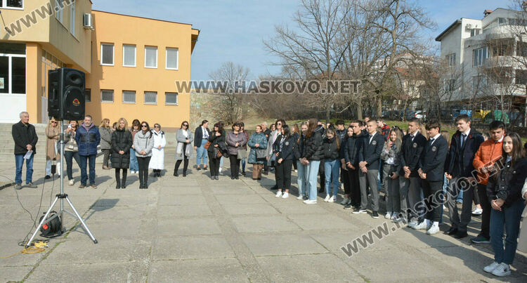 Александра Атанасова и Велина Ангелова с приз „Ученик на годината“ в Езиковата гимназия