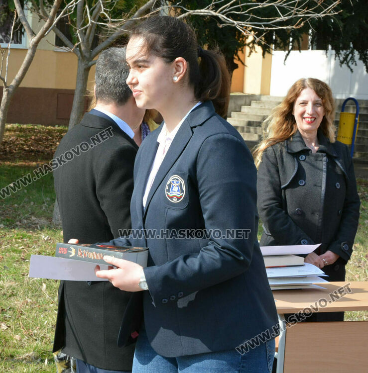 Александра Атанасова и Велина Ангелова с приз „Ученик на годината“ в Езиковата гимназия