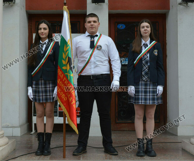 Езиковата гимназия в Хасково почете патрона си Асен Златаров