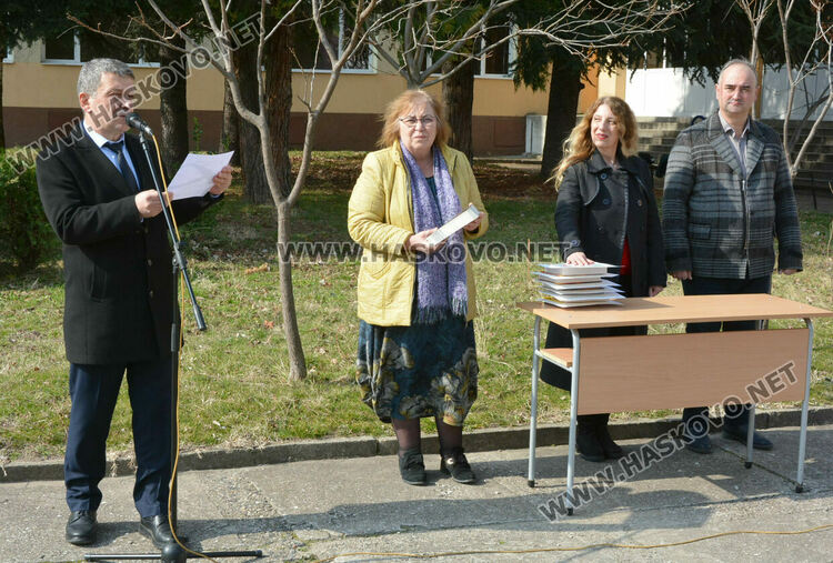 Александра Атанасова и Велина Ангелова с приз „Ученик на годината“ в Езиковата гимназия