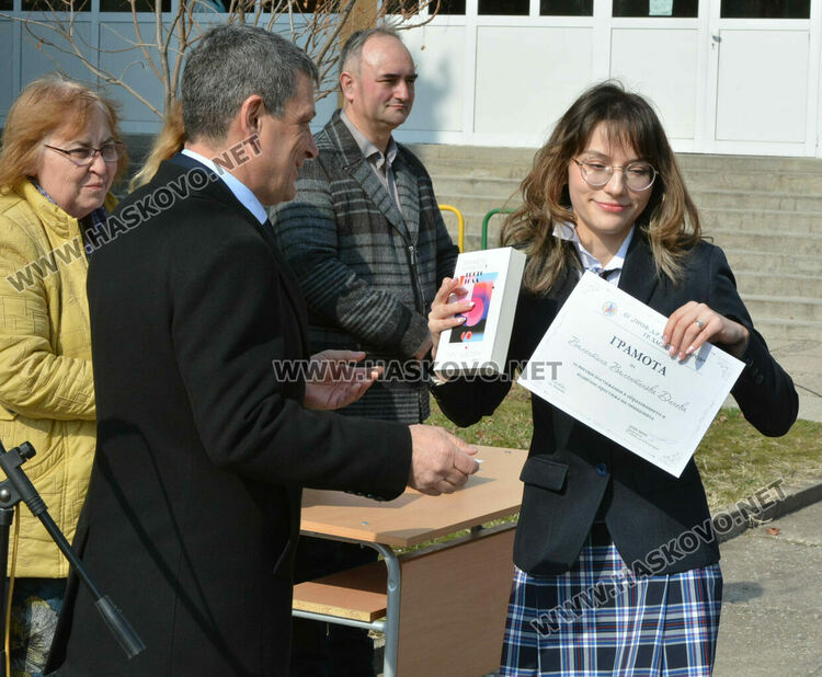 Александра Атанасова и Велина Ангелова с приз „Ученик на годината“ в Езиковата гимназия