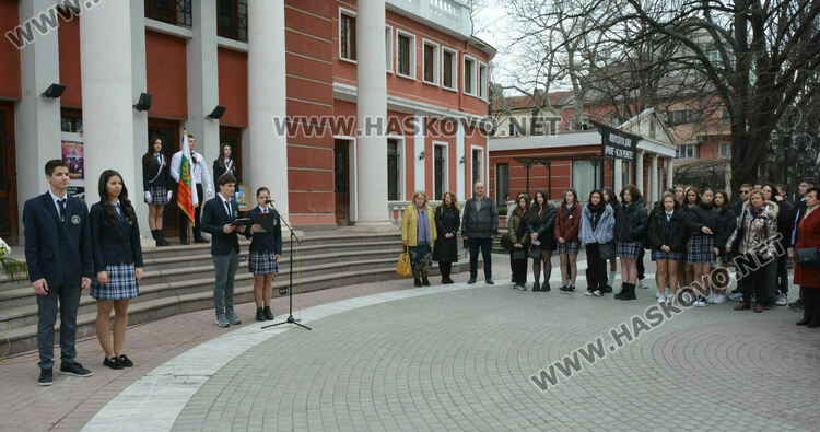 Езиковата гимназия в Хасково почете патрона си Асен Златаров