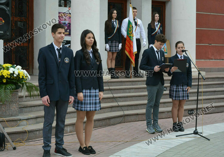 Езиковата гимназия в Хасково почете патрона си Асен Златаров