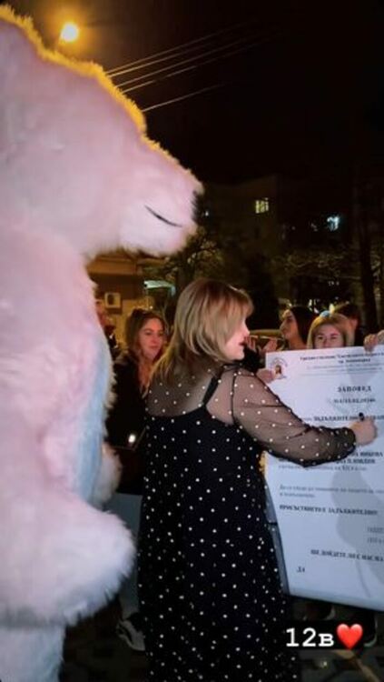 Абитуриенти от Асеновград поканиха по вълнуващ начин класната си на бала 