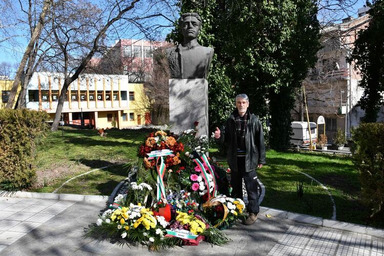 Преди 40 години: Отхвърлят 5-метров паметник на Левски в Хасково