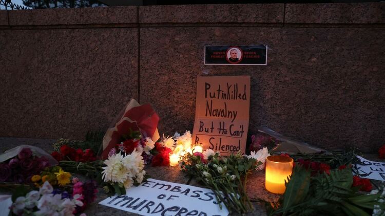 Повече от 400 души са задържани в Русия при прояви в памет на Навални