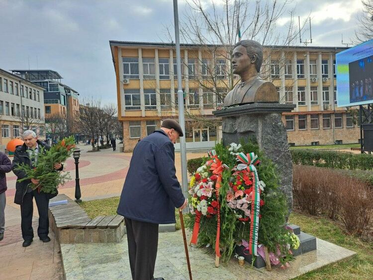 В Смолян венци и цветя в памет на Апостола на Свободата – Васил Левски, в ППМГ се проведе „Лъвски скок“