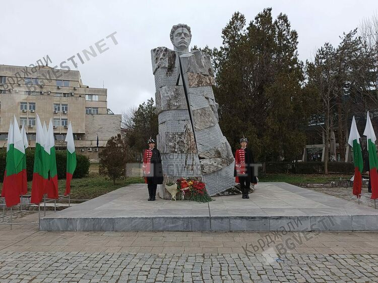 Кърджали се преклони пред Апостола, недостижимият връх на Българската свобода/снимки/